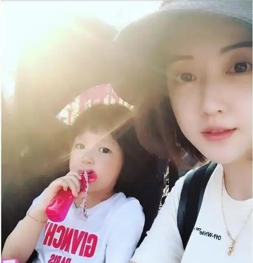 王思聪的第1个女友,开公司用她名,此后15个女友个个像她