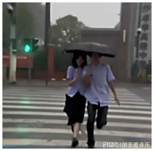 去年牵手跑出考场情侣成网红,边复读边拍视频,已坐拥260万粉丝