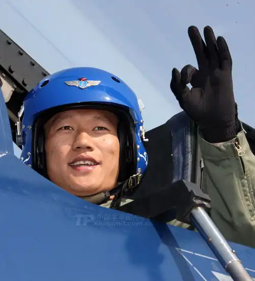 空军八一飞行表演队精英飞行员集体亮相珠海