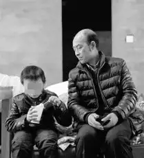 父母宾馆吸毒双双被抓9岁男童派出所内过元宵