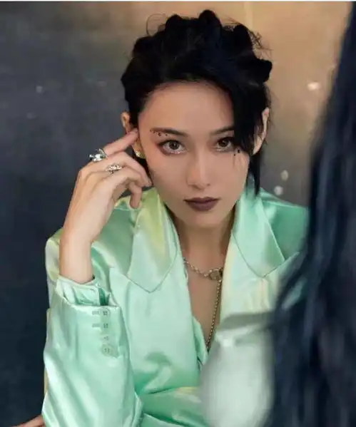 张馨予晒母女暗黑系母亲节大片,张妈妈高马尾配烟熏妆,比女儿还飒