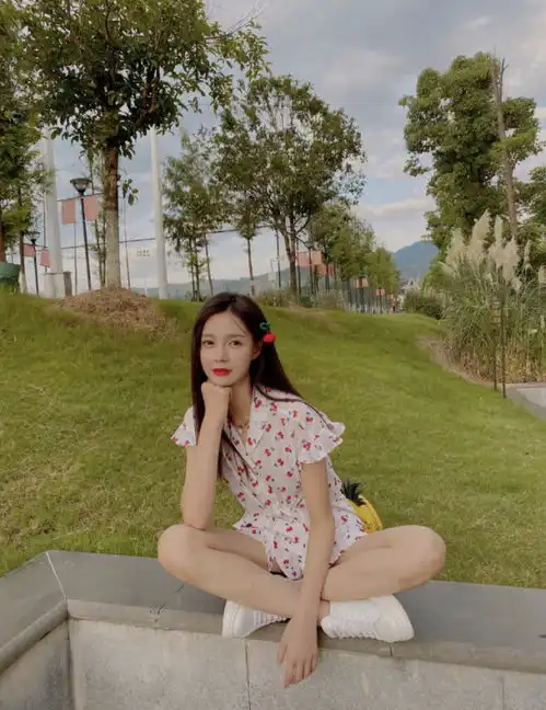 沈梦辰少女穿搭秀美腿,男友视角下的她甜笑如花