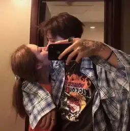 两人在一起时间久了,会出现这几种举动,他们的回答很真实