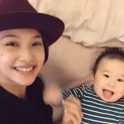 杨丞琳与萌娃搞怪玩自拍嘟嘴卖萌遭网友催生8183411