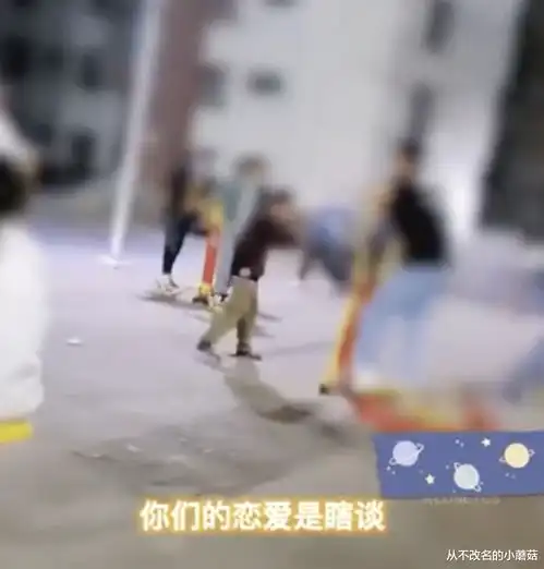 情侣在公共场合举止亲密,大叔发飙狂吼,这里有小孩啊