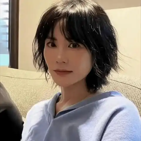 久违了王菲近日与朋友聚会照曝光发型率真减龄气质恬静