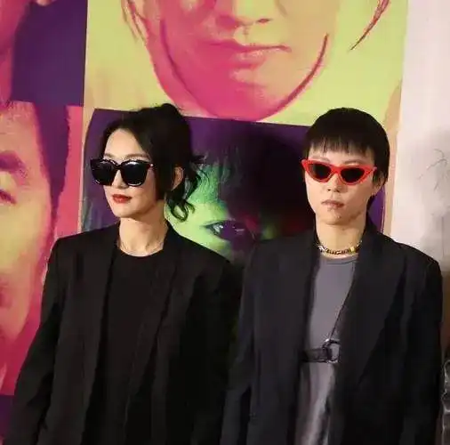 王菲带女儿看演唱会,18岁李嫣当众抽烟动作老练,周迅姚晨也在场