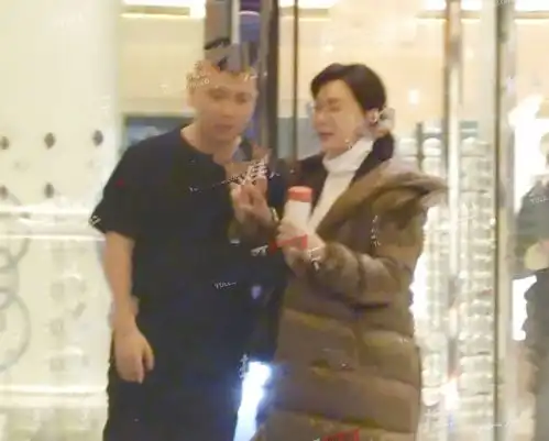 45岁陈数酒店会友被拍,全程被男子牵手举止亲密,一路笑谈不避嫌