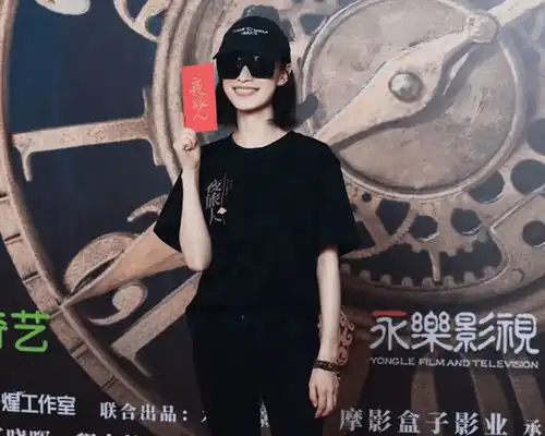 倪妮现身新剧发布会黑衣黑裤形象大变样,外八站姿站c位太霸气