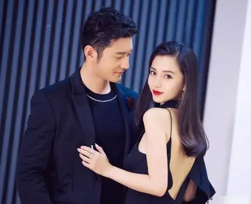 张丹峰洪欣实力破离婚传言,穿情侣卫衣聚餐,一家其乐融融好温馨