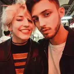 欧美霸气高冷范情侣yy头像合照两张有人疼才显得多么出众