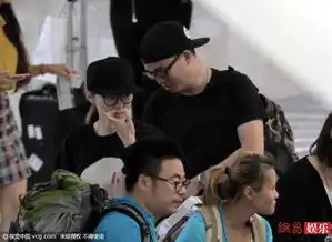 张靓颖素颜现身未婚夫冯柯低调殿后推行李