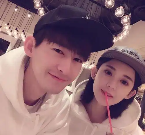 郑爽张翰疑复合,三次同戴情侣戒指,博文疑点重重旧情复燃