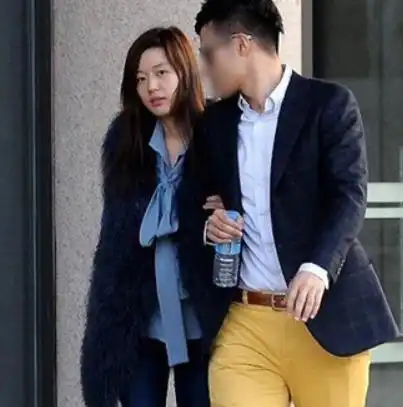 一个月离婚两对夫妻,大s汪小菲被曝办手续,佟丽娅夫妇和平分手
