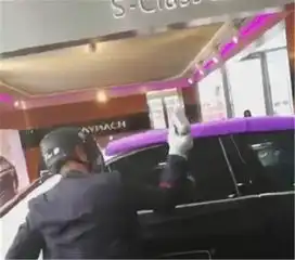 砸碎车窗提46万奔驰e级男子直接用砖头狂砸,结果可想而知