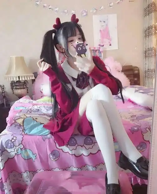 蔡萝莉走御姐风格,网友美翻了
