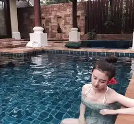 她越来越水灵,也是王俊凯暗恋的校花