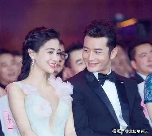 杨颖现身机场,与黄晓明隔空穿情侣款,力破婚变传闻
