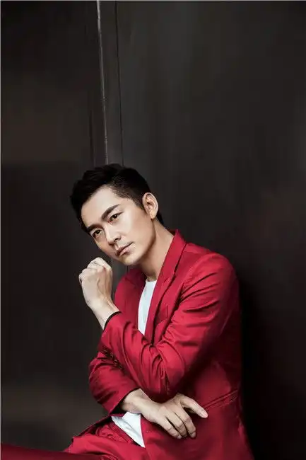 恒温系暖男朱泳腾红装亦时尚