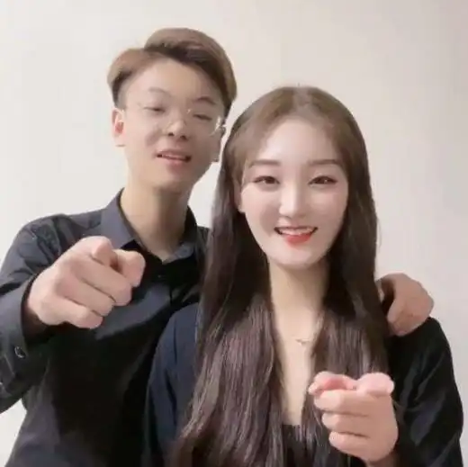 大衣哥女儿朱雪梅晒自拍,齐刘海圆脸超可爱,网友像芭比娃娃