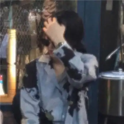 个性情侣头像一男一女,虽然相爱但是眼中带着遗憾