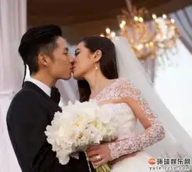 王珞丹秀性感露背婚纱照被粉丝催婚明星婚纱照大pk