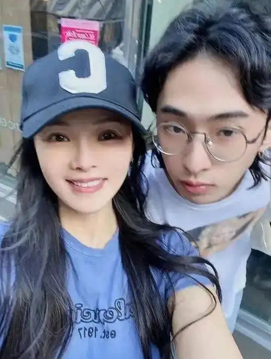 港媒曝伊能静高龄追生三胎,计划在美国分娩,并疑似怀上男孩