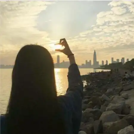 背影情侣头像一男一女,有时候真的很想和你走在一起
