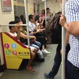 广州地铁女性车厢等于普通车厢,男士也可乘坐