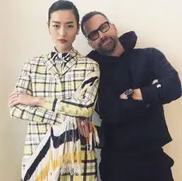 刘雯穿流苏西服亮相红毯,气场全开完美演绎坎普风,厉害了