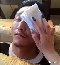 爱情密码揭秘八对明星情侣之间的暖心小动作