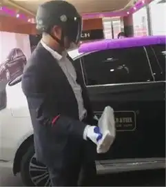 砸碎车窗提46万奔驰e级男子直接用砖头狂砸,结果可想而知