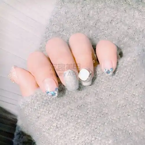 头版美甲ins上最近流行什么美甲呢