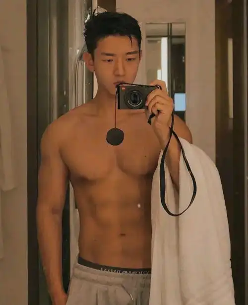 这枚33岁的肌肉型男,身上的少年感太让人上头了