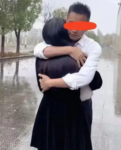 女子失恋心情低落,男闺蜜表白成功深情相拥,网友备胎转正了
