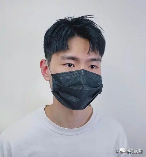 春天最帅气的3款男生发型,无论什么脸型,剪完潮流有气质