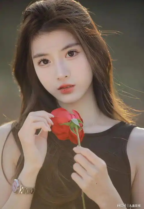 手捧玫瑰花的美女爱与美的化身
