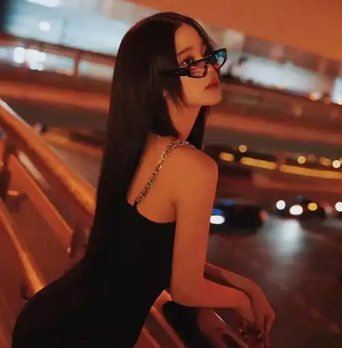 欧阳娜娜在天桥上凹造型,穿西装佩戴老花镜,气质太纯被指像老师
