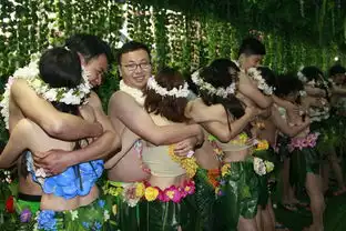 婚啦杭州20对90后情侣雨中激吻集体裸婚