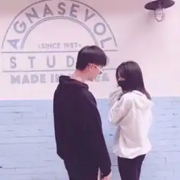 我很容易哄的,说不定一个抱抱就哄qq情侣头像我要个性网