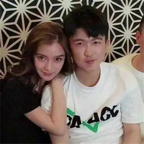 谢娜的男闺蜜,赵丽颖的男闺蜜,杨颖的男闺蜜,看到杨幂竟是同一个人何炅