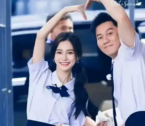 angelababy黄晓明罕见合体两人穿情侣装同逛迪士尼,被猜测要复合