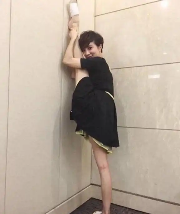 45岁金巧巧真不服老穿亲子装带女儿再出山,一举一动似富家太太