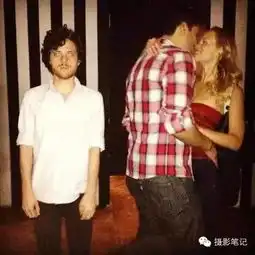 布列松经典街拍中接吻被虐的单身狗好像转世了