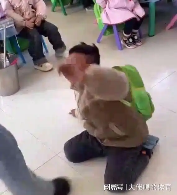又是留守儿童幼儿园老师殴打孩子,骑在身上踩脸,还硬喂脏糖果