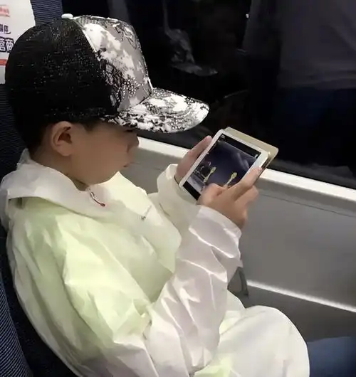 你们不生小孩吗高铁情侣嫌小孩吵被家长怒怼,殃及全车人