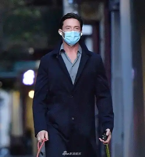 性感男人休杰克曼独自外出遛狗与萌宠同行画风温馨