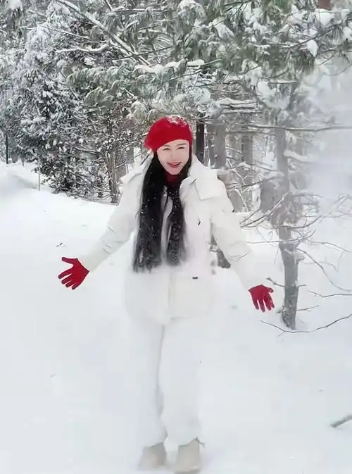 73岁张纪中好会玩,在雪地里给杜星霖画爱心,拥抱亲吻比小情侣甜