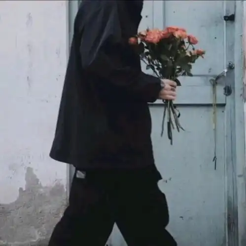 手捧鲜花见面的仪式感永不过时