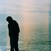 海边男人孤单背影图片微信头像图片大全